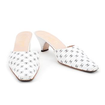 551. CHANEL, a pair of white leather slip in shoes.