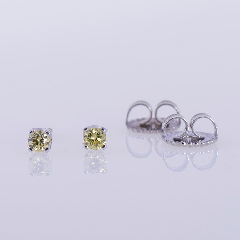 ÖRHÄNGEN, 14K vitguld, naturliga ljusgröna, briljantslipade diamanter tot. 0,36 ct. Vikt 1,7 g.