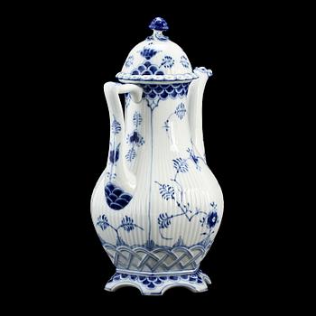 KAFFESERVISDELAR, 31 st, porslin,"Musselmalet", mestadels helblond, Kongl Dansk.