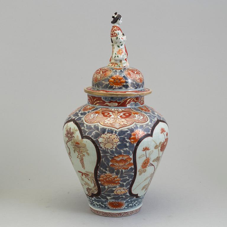 A Japanese Genroku imari vase, circa 1700.