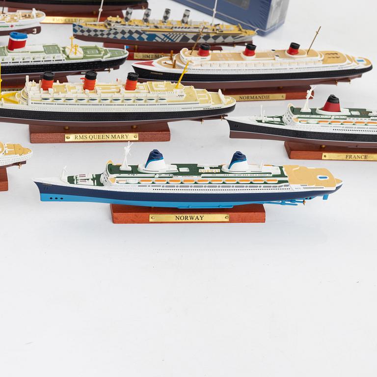 17 model ships, end of the 20th century.