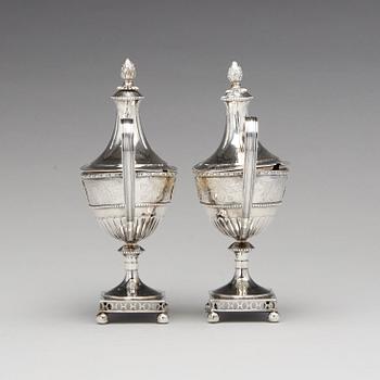 Hans Lyberg, sockerskålar med lock, ett par, silver, Borås 1805. Sengustavianska.