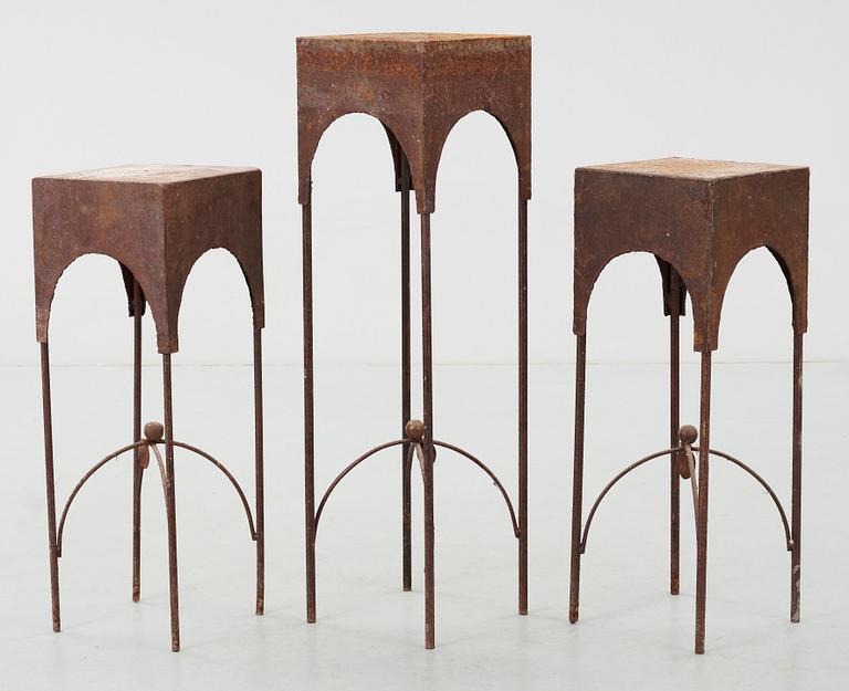 PIEDESTALER, 3 st, gjutjärn, Woestijnroos design Belgien, 1900-talets slut.