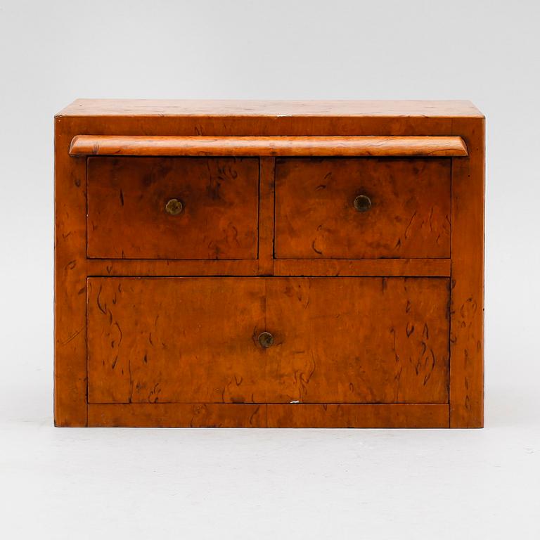 MINIATYRBYRÅ, masurbjörk, 1800-talets mitt.