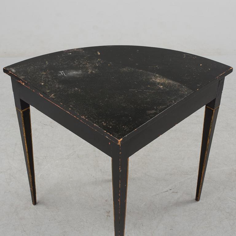 HÖRNBORD, gustavianskt, omkring år 1800.