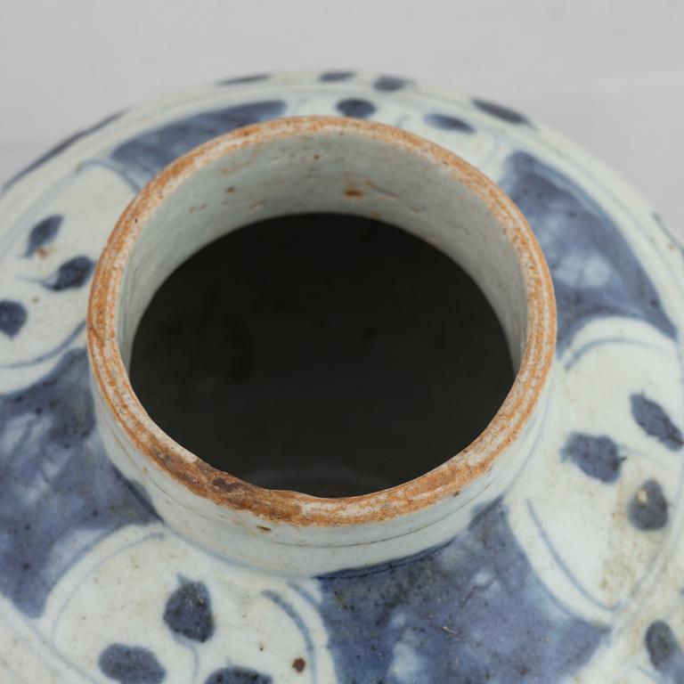 A blue and white Swatow dish  and two blue and white urna, China, Ming dynasty (1368-1644).