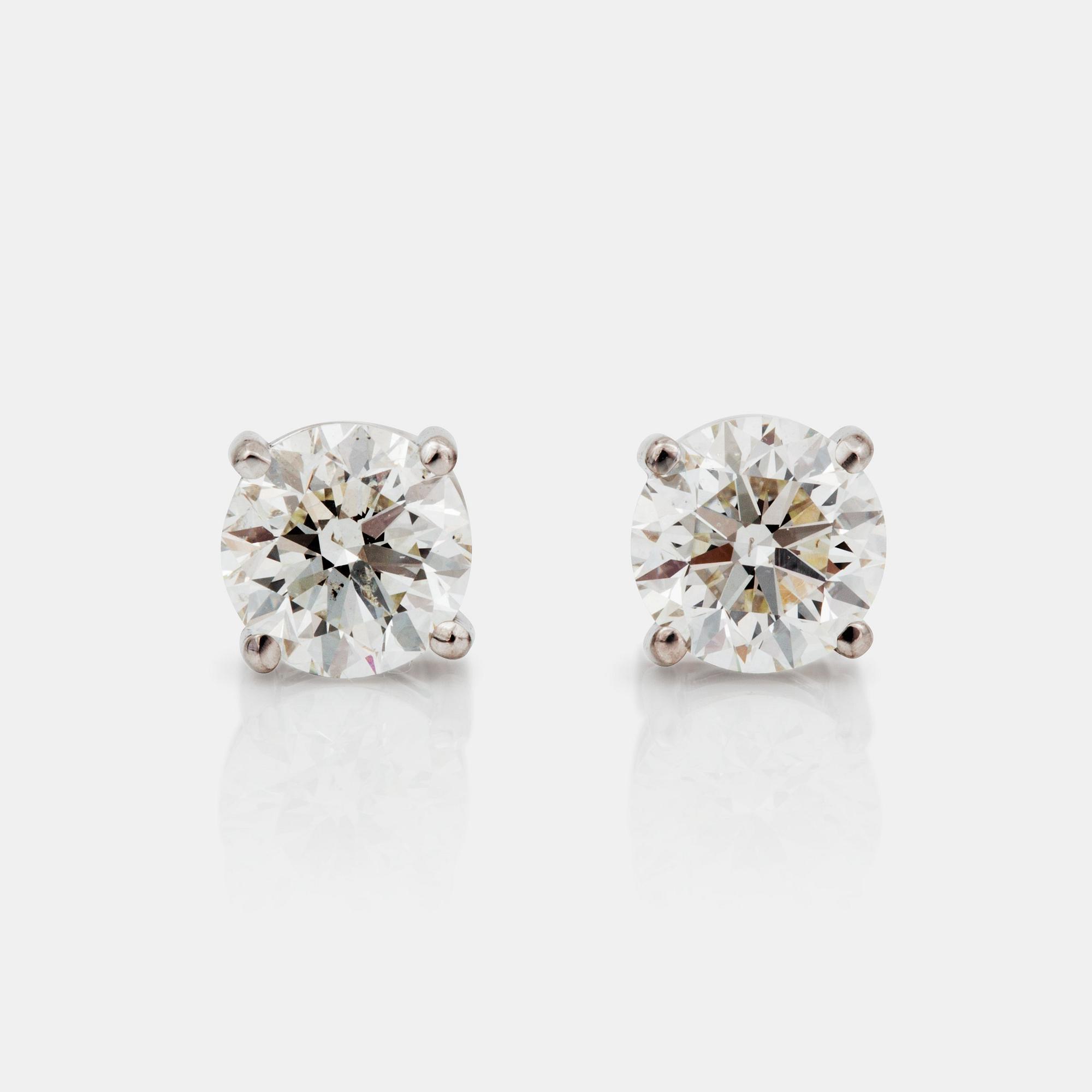 ÖRHÄNGEN med briljantslipade diamanter totalt 1.82ct. 
Diamanter 0.90 ct H/SI2 samt 0.92 ct H/SI2.