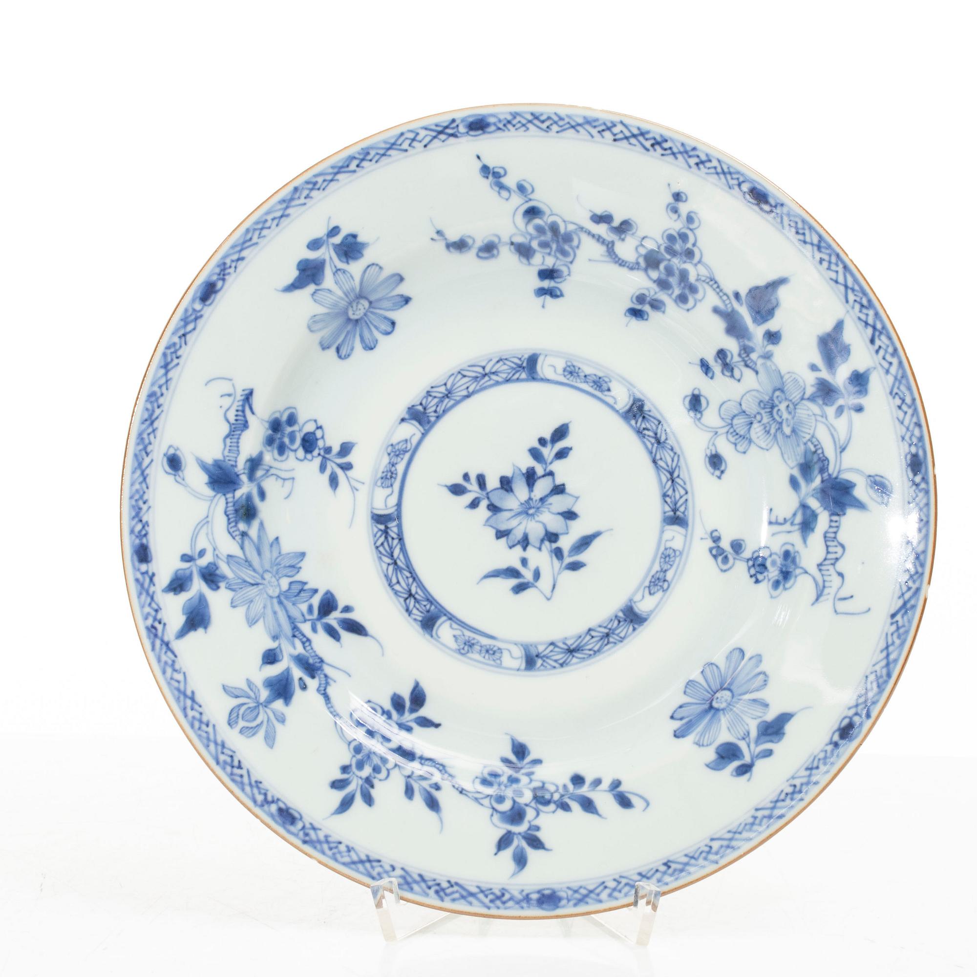 A set of five blue and white dinner plates, Qing dynasty, Qianlong (1736-95).