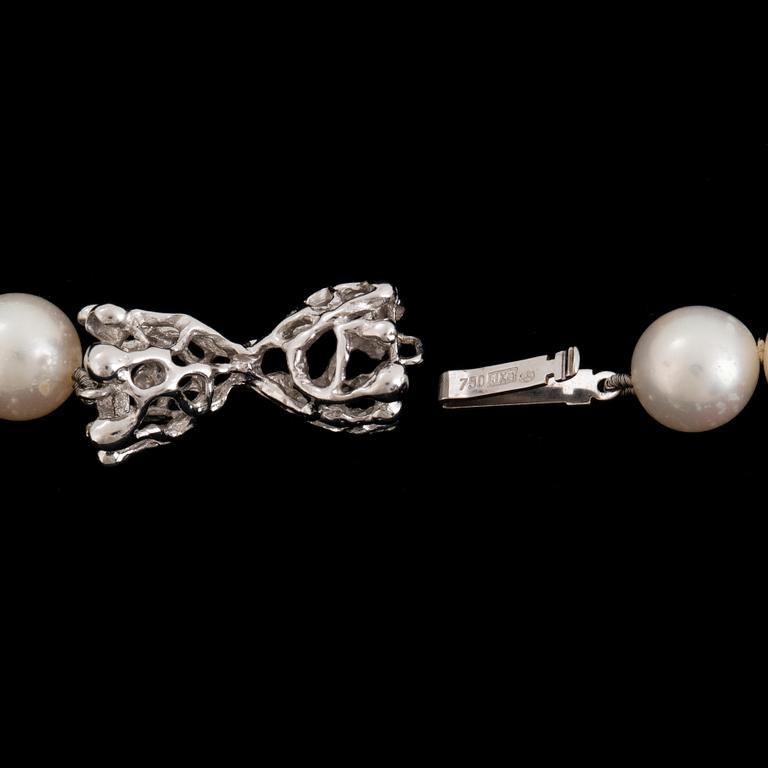 Cultured pearl necklace, clasp 18K white gold.