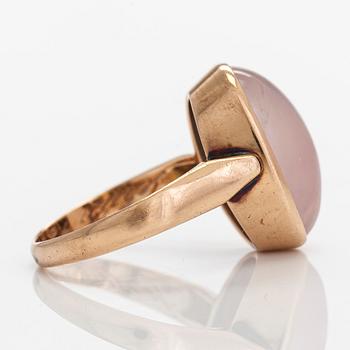 A 14K gold ring, with a cabochon-cut rose quartz, Korutuote Oy, 1958.