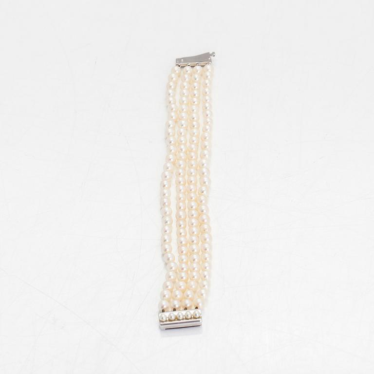 Armband, 4-radigt med odlade pärlor, lås i 14K vitguld.
