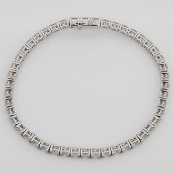 A brilliant-cut diamond bracelet, 7.98 cts in total.