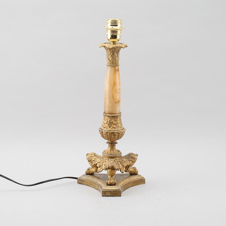 BORDSLAMPA, förgylld mässing och marmor, senempirestil, 1800-talets andra hälft.