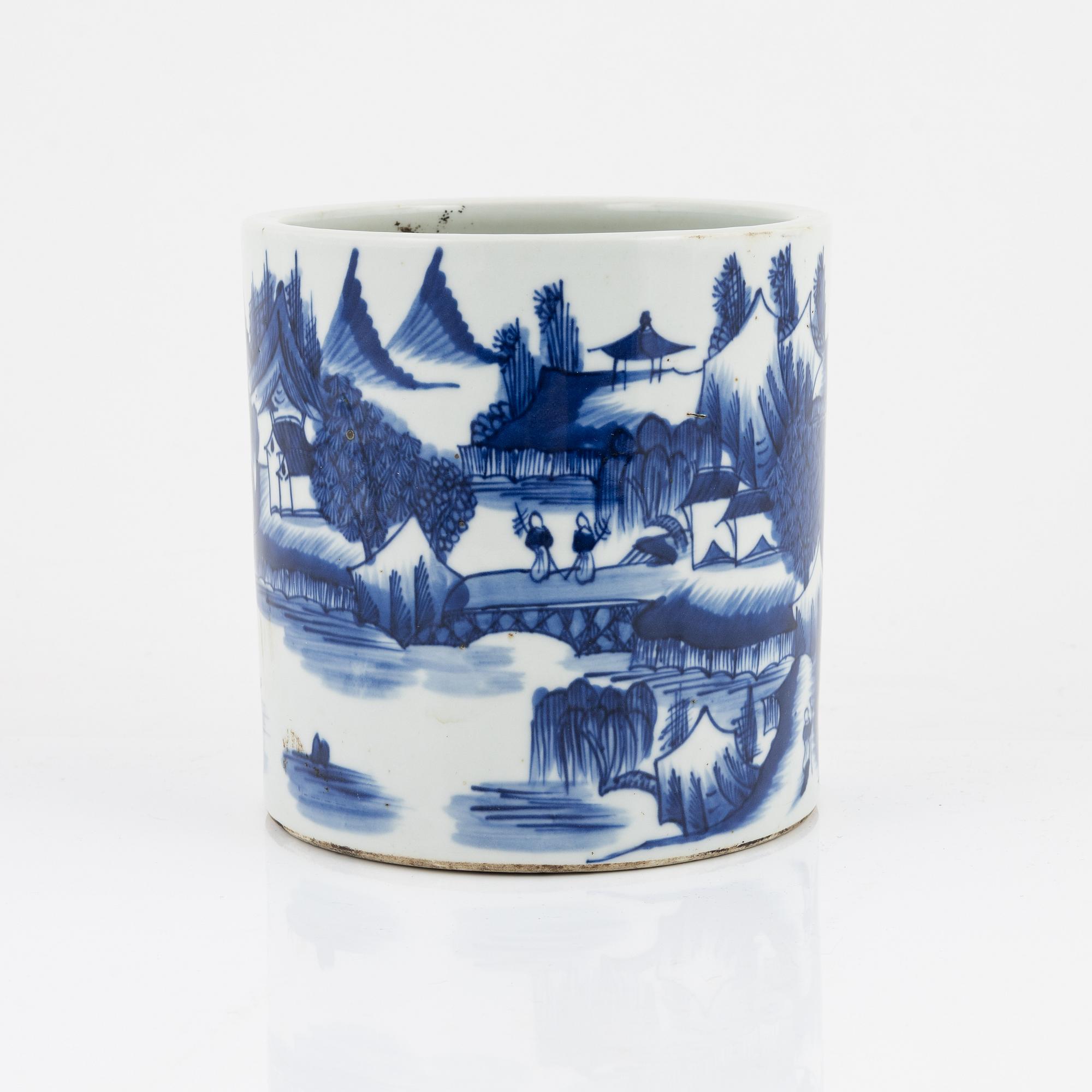 A Chinese blue and white brush pot, 20th century.