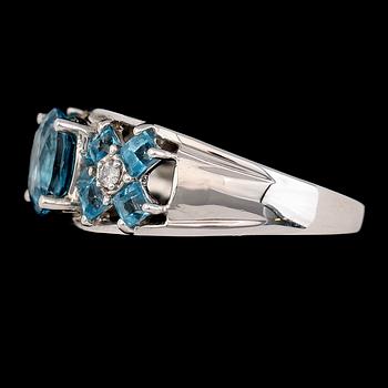 RING, 14K vitguld, turkosblå topaser samt diamanter.