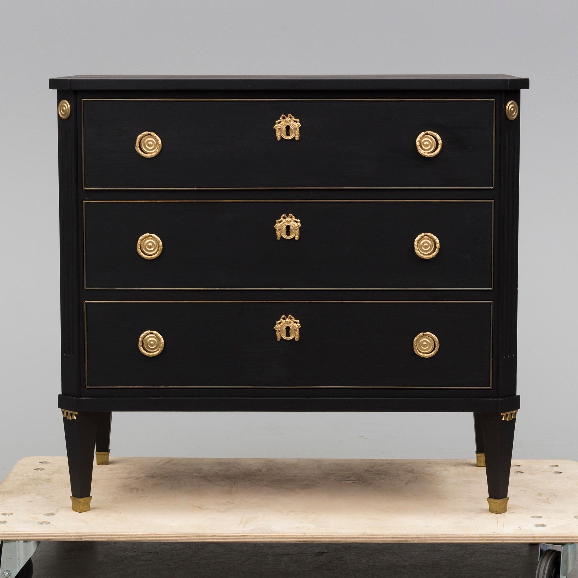 A mid 20th century gustavian style chest of drawers.