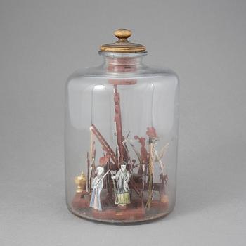 DIORAMA I GLASFLASKA, daterad 1763 enligt etikett med signaturen J? Ström.