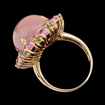 RING, 18K guld, rosa safier tot ca 2.90 ct, gröna granater tot ca 0.93 ct, rosa kvarts ca 12.75 ct.