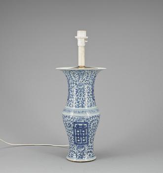 BORDSLAMPA/URNA, porslin, Kina, 1900-talets början.