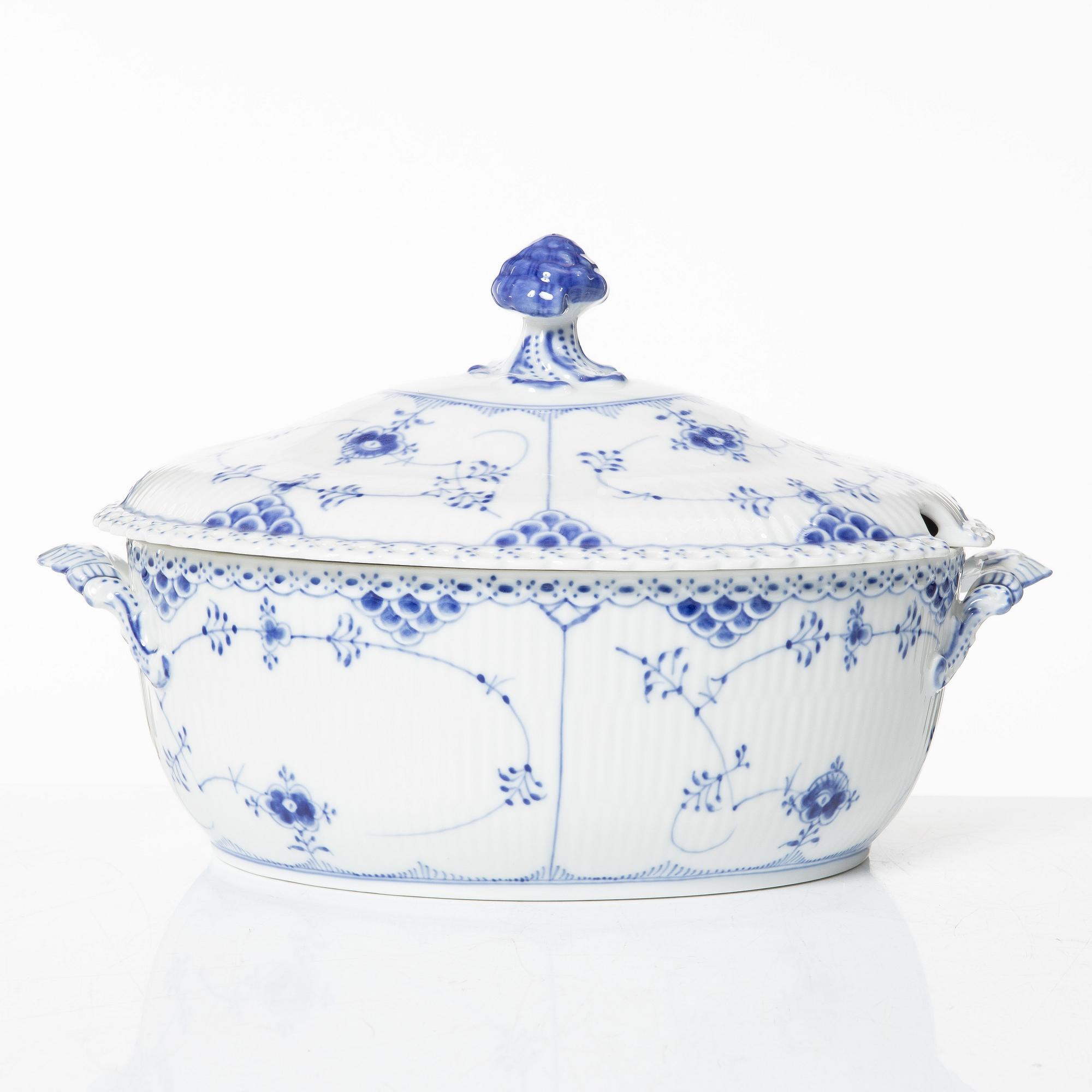 Mat- och kaffeservis, 65 delar, porslin, "Musselmalet", Royal Copenhagen, Danmark.