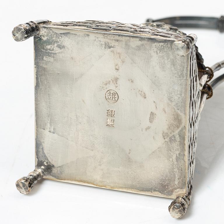 Saltkar / miniatyrer sju stycken, samt netsuke, delvis silver och buxbom, Japan, delvis Meiji (1868-1912).