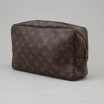 A Louis Vuitton 'Trousse toilette 28' toilet bag.