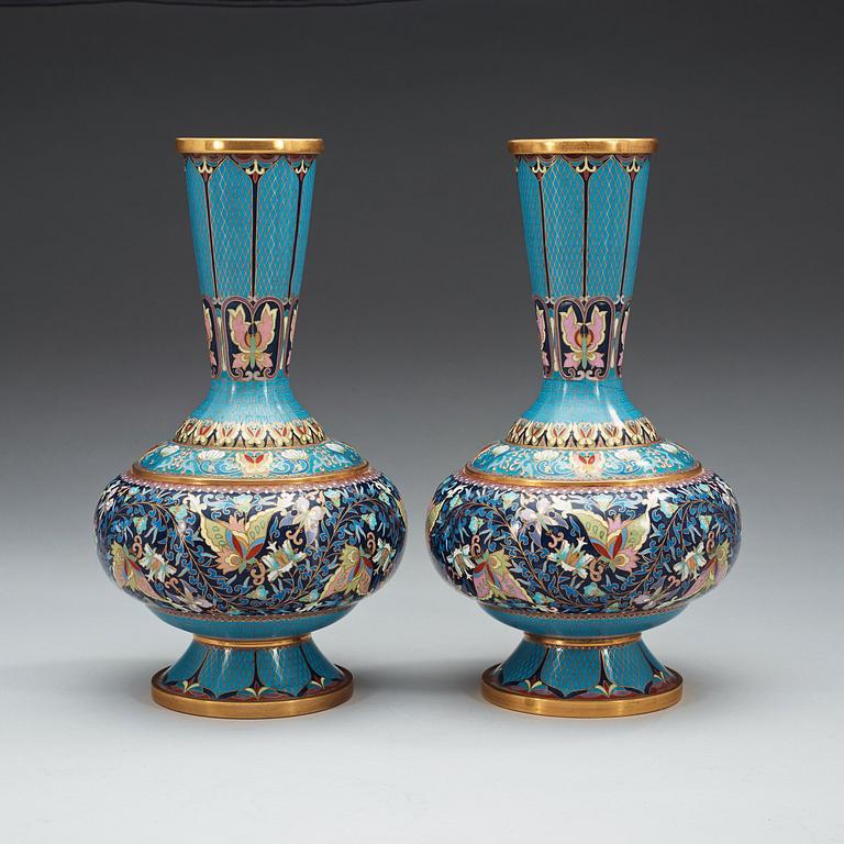VASER, ett par, cloisonné. Kina, 1900-talets första hälft.