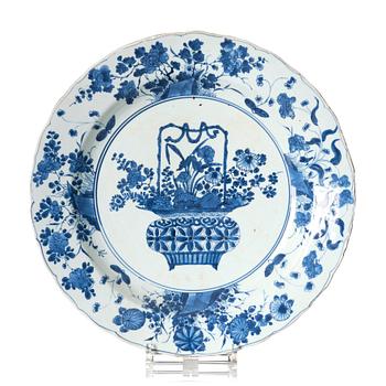 1127. A large blue and white dish, Qing dynasty, Kangxi (1662-1722).