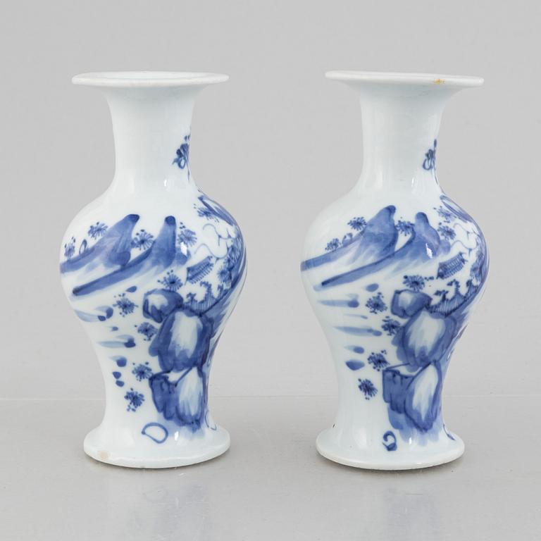 Vaser, ett par, porslin, Qingdynastin, 1800-tal.