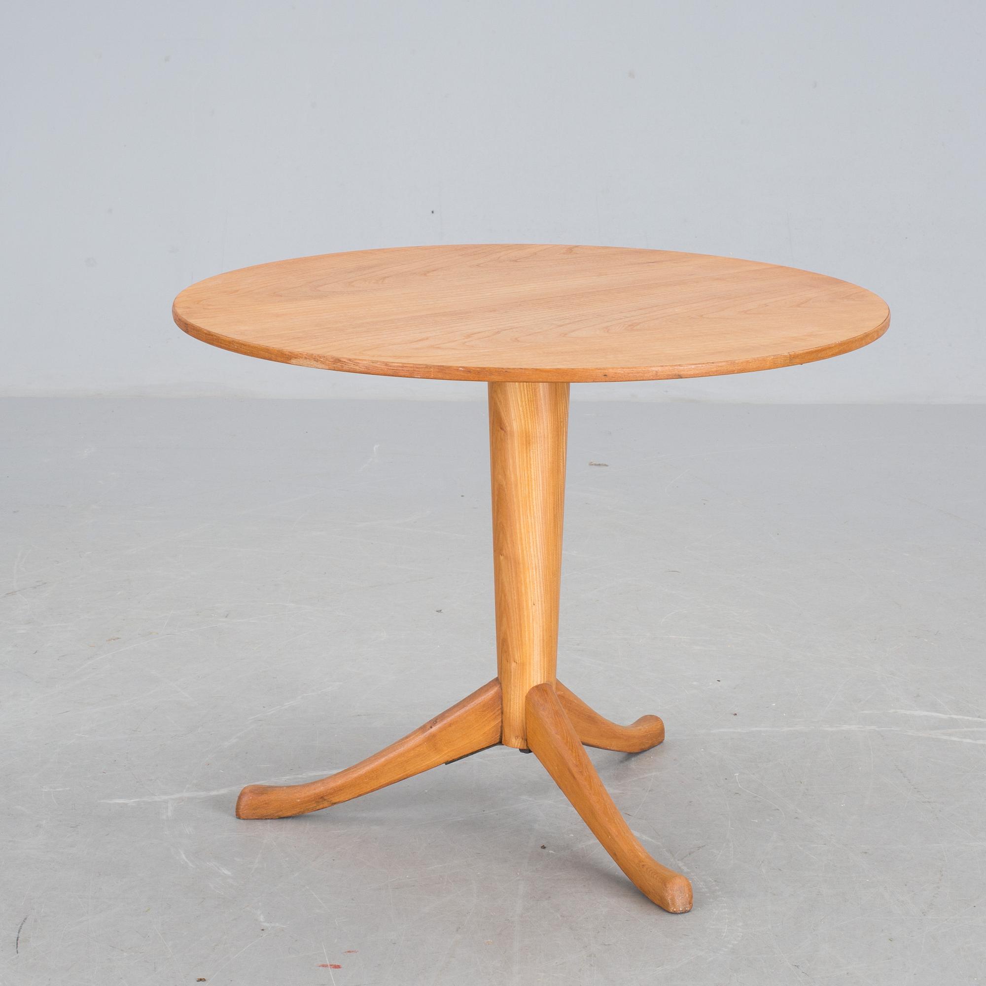 BORD, modell nr 1504 . Axel Larsson för Bodafors. Modellen ritad till utställningen "Fritiden" 1936 i Ystad.