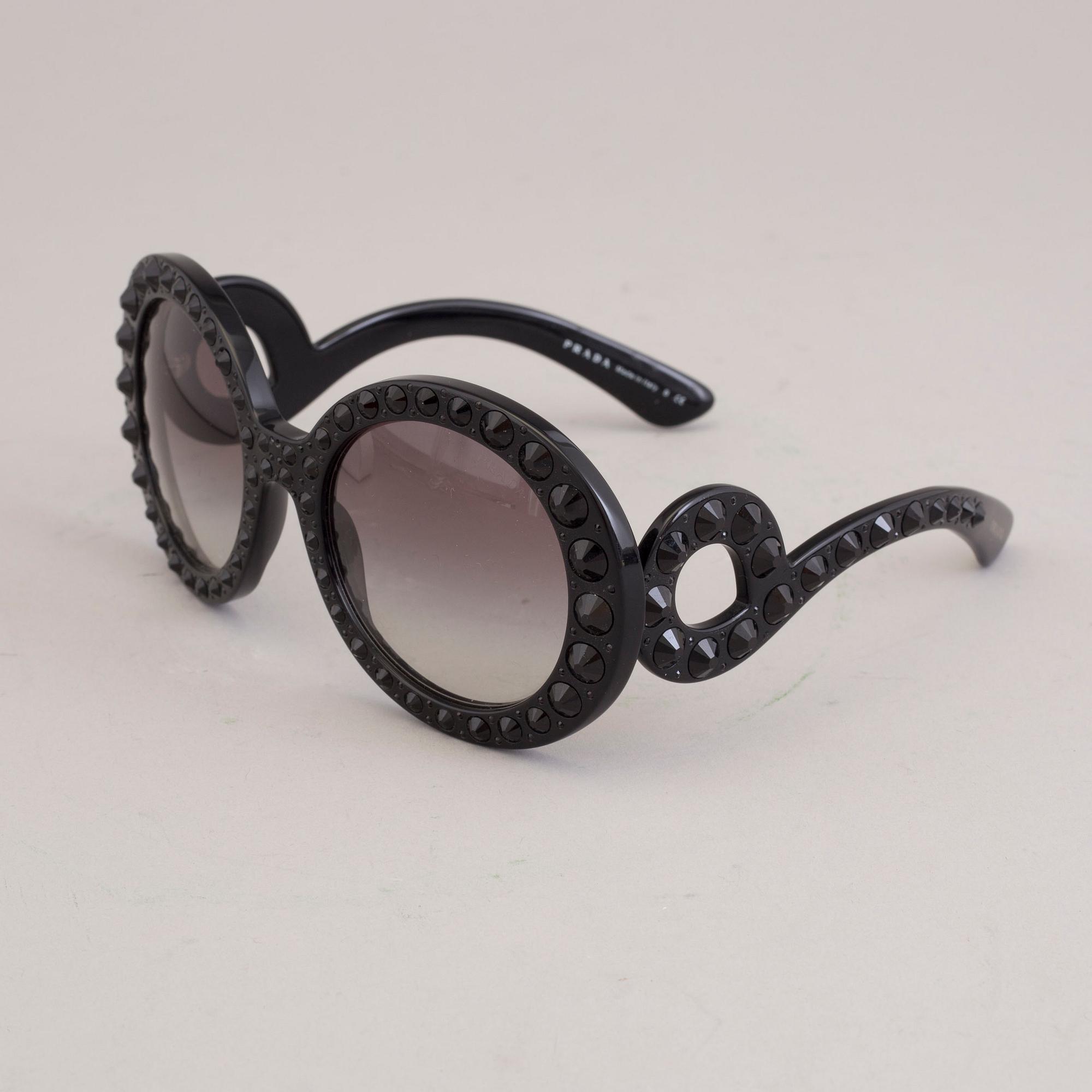 SOLGLASÖGON, Prada.