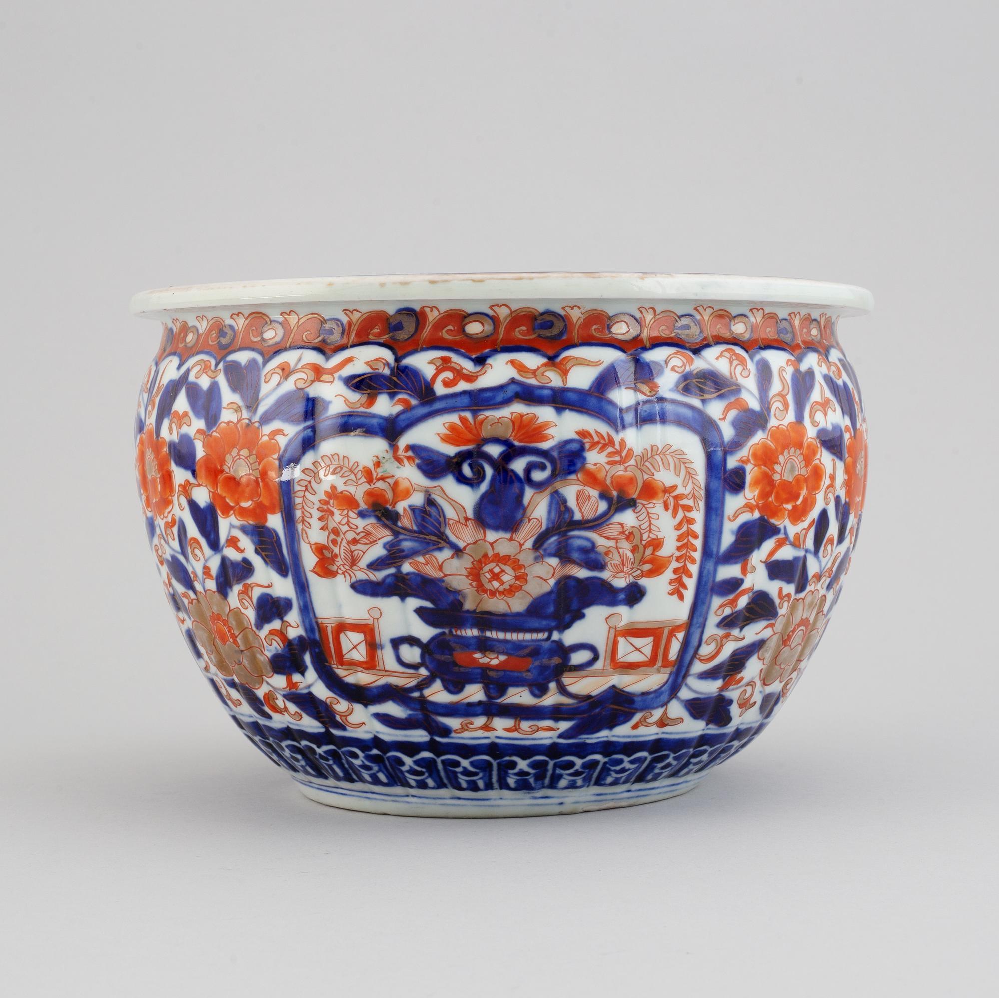 An imari flower pot, Japan, Meiji (1868-1912).