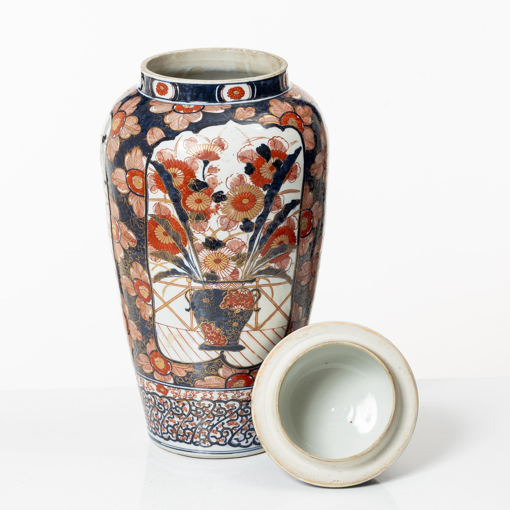 Prakturna med lock, porslin, Japan, Edo/Meiji, 1800-tal.