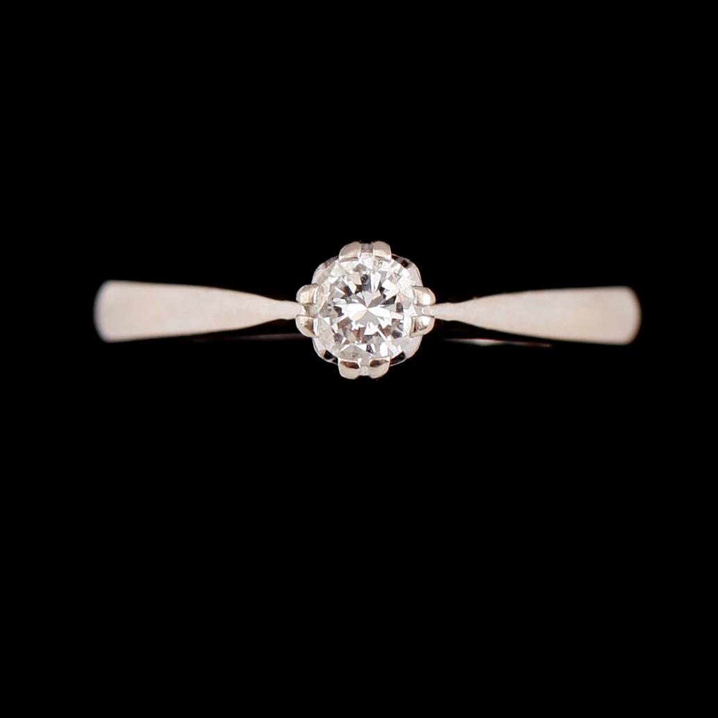 RING, 18 k vitguld med briljant, 0.20 ct enligt gravyr. Vikt ca 2 gram.