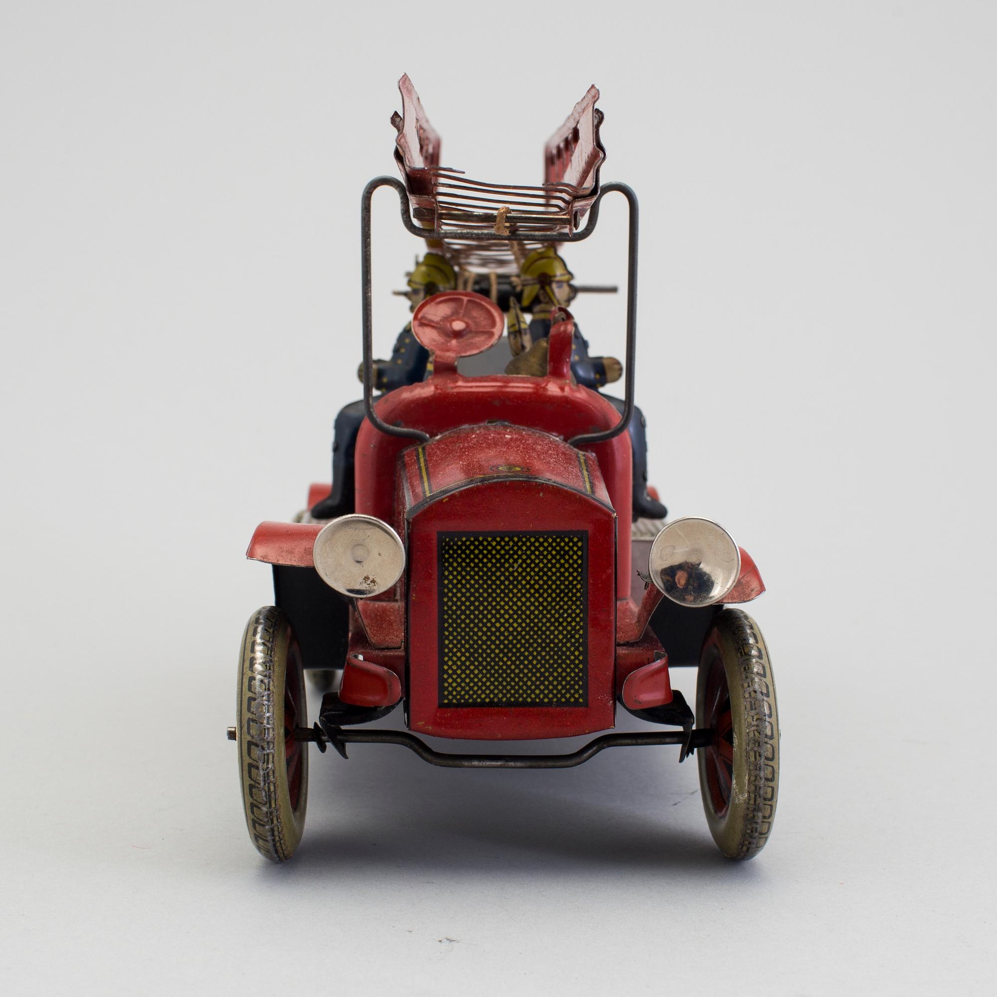 A tinplate Tipp & Co fire truck, Germany, ca 1930.