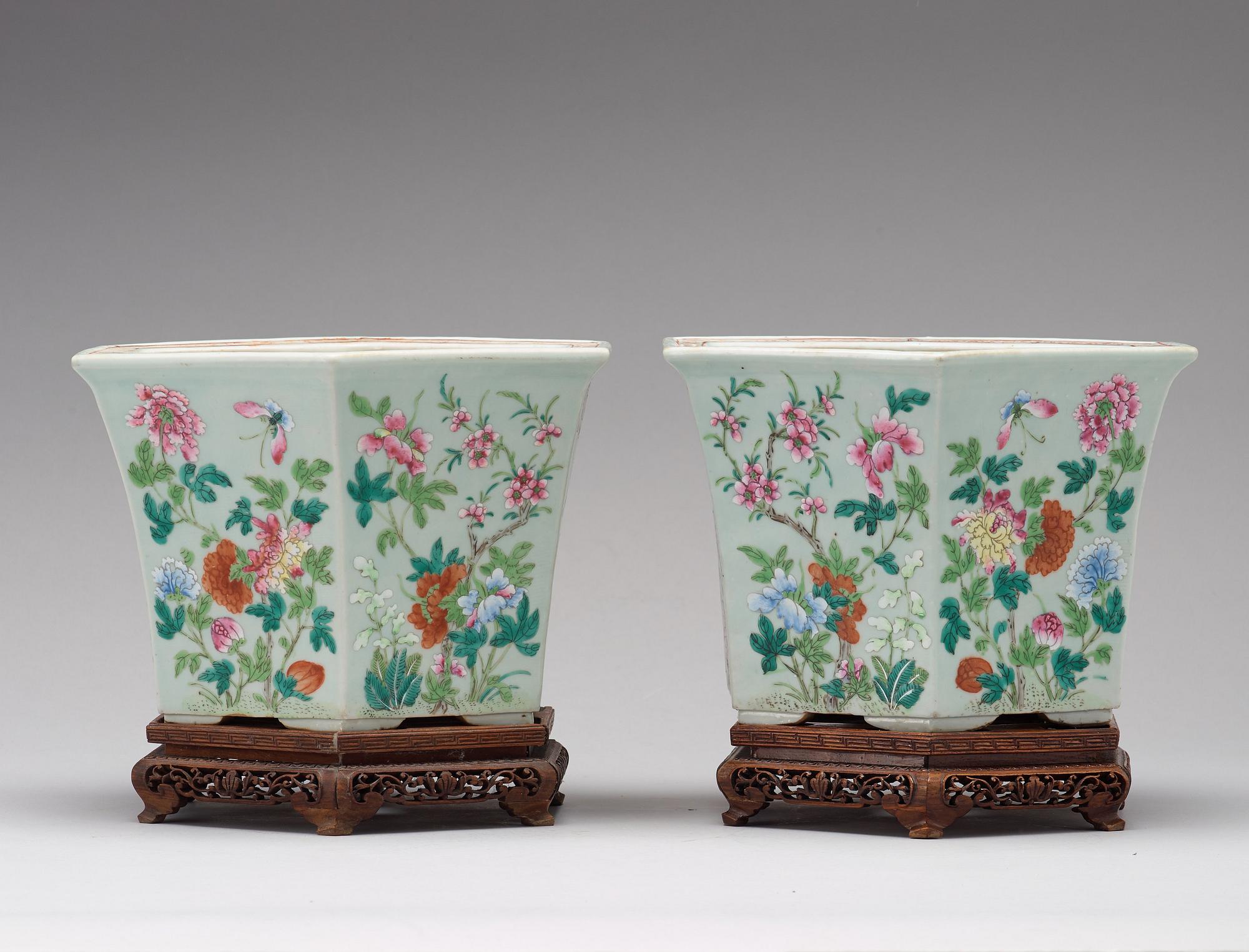 A pair of famille rose flower pots, Qing dynasty, 19th Century.