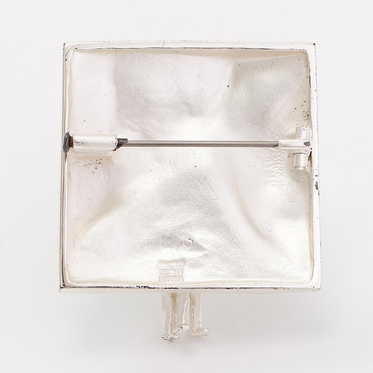 Björn Weckström, Rintaneula "Taidenäyttelyssä", sterlinghopeaa. Lapponia 2001.