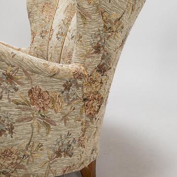 A mid-20th-century armchair.