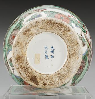 A famille verte vase, Qing dynasty (1644-1912), with Hong Wu´s six character Ming mark.