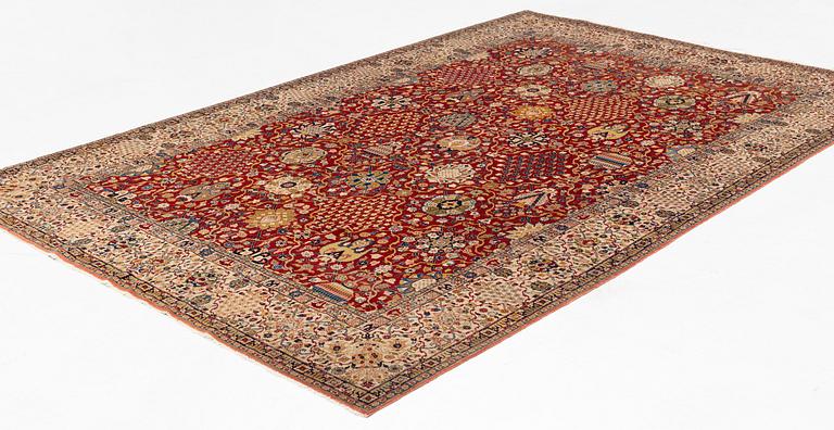 A semi-antique Tabriz carpet, ca 305 x 198,5 cm.