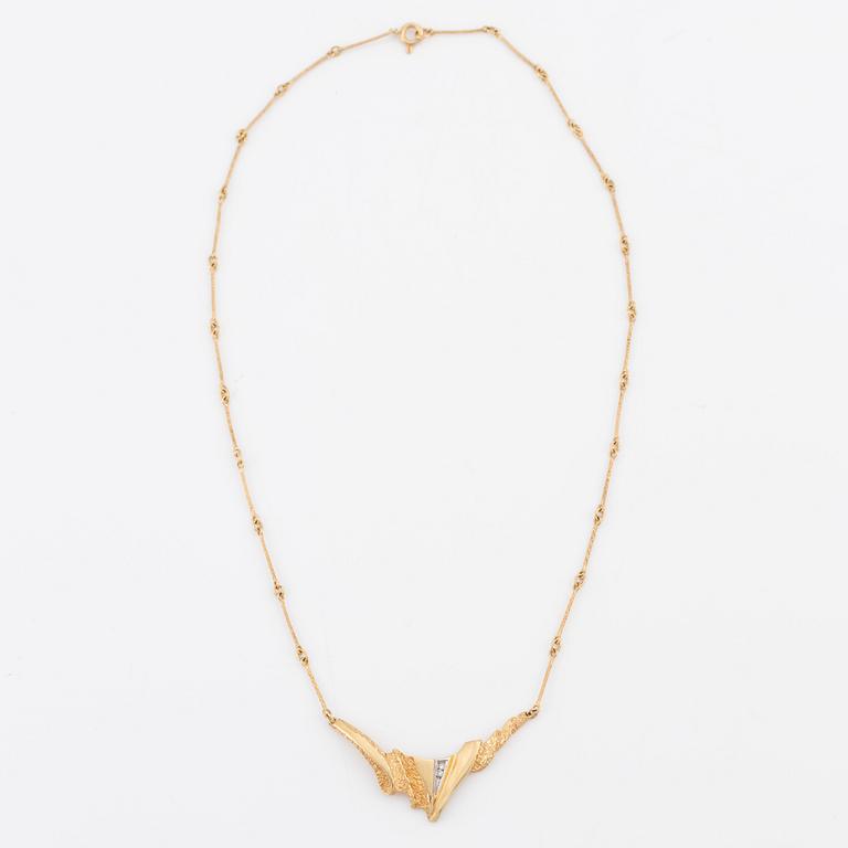 Necklace in 18K gold with round brilliant-cut diamonds.