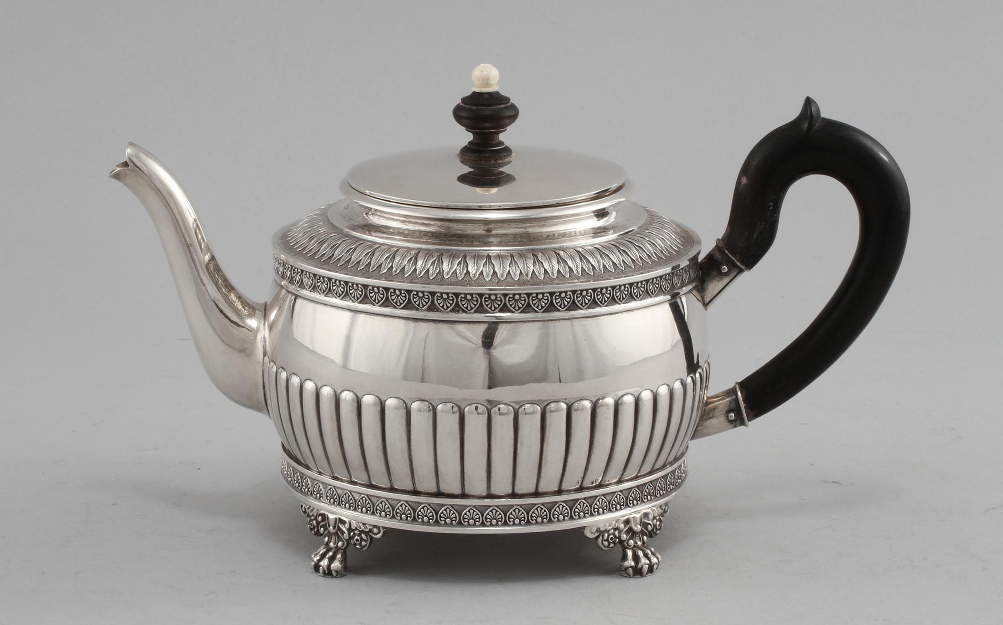 TEKANNA, silver, C G Hallberg, Stockholm, 1899. Vikt 406 g.