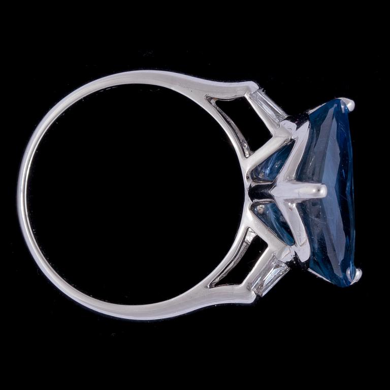 RING, blå hjärtslipad safir, 10.66 ct, med baguetteslipade diamanter, tot. ca. 0.18 ct.