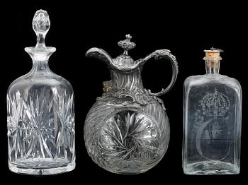 KARAFFER samt FLASKA, 9 st. Glas. 1900-tal.