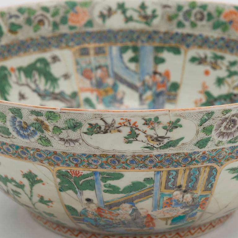 A large Chinese bowl, 19th century.