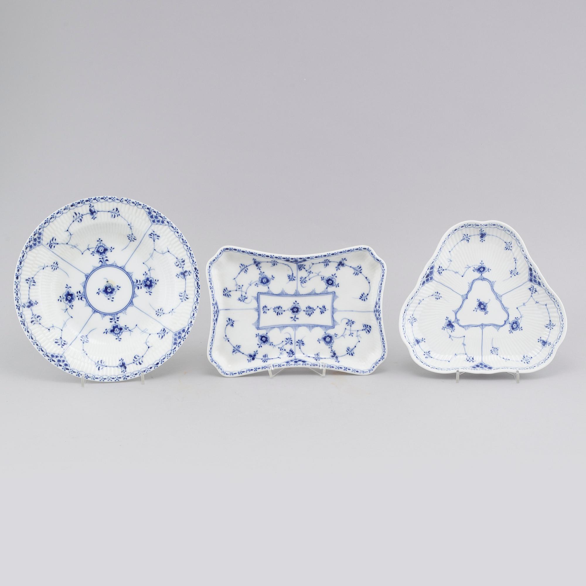 25 pieces of porcelain tableware from Royal Copenhagen, model "Musselmalet", 20th century.