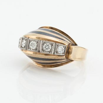 ett par örhängen och en ring, 18K guld med emalj och runda briljantslipade diamanter, Stockholm 1955.