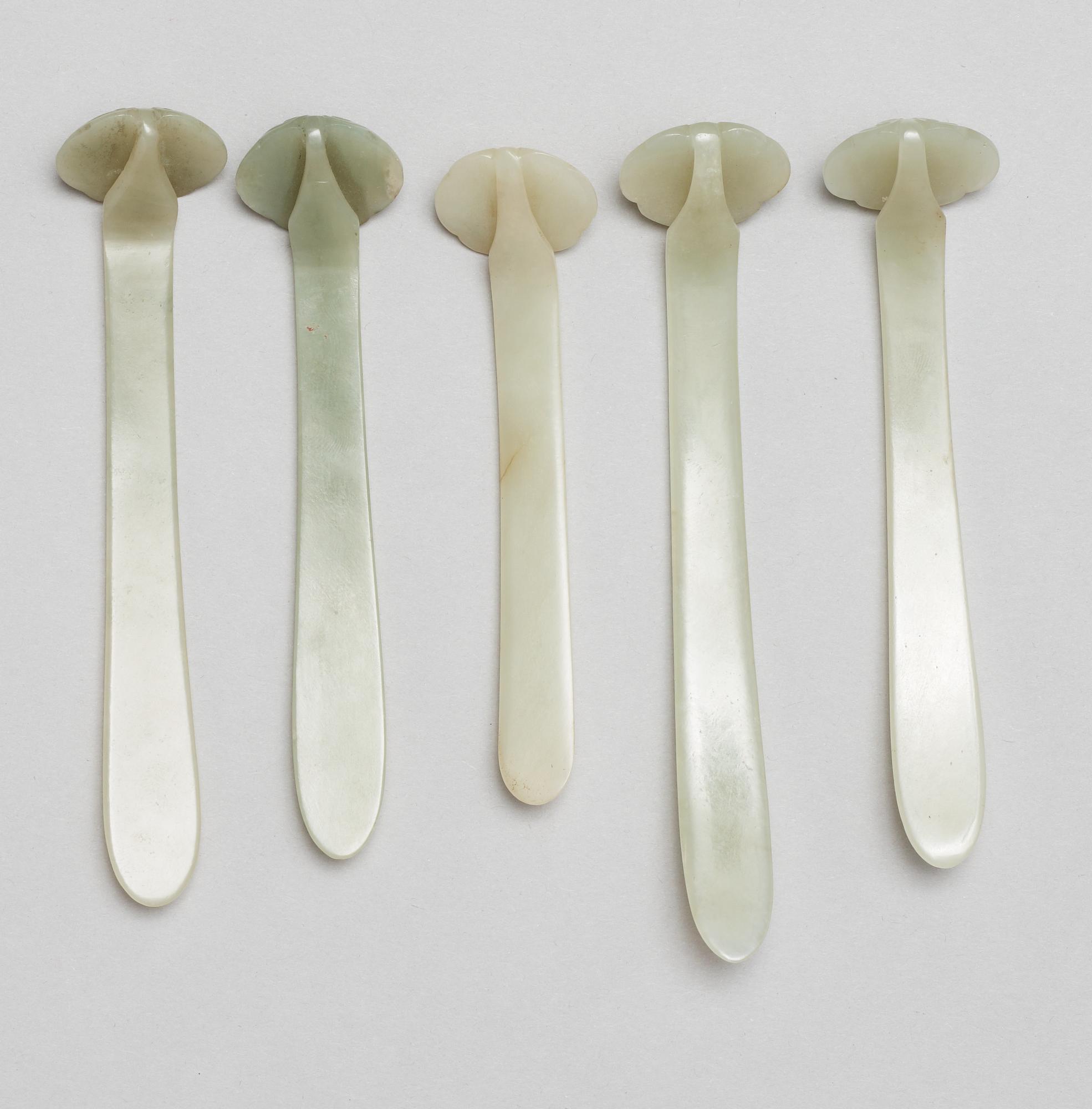 HÅRNÅLAR/RUYISTAVAR, fem stycken, nefrit. Qing dynastin.