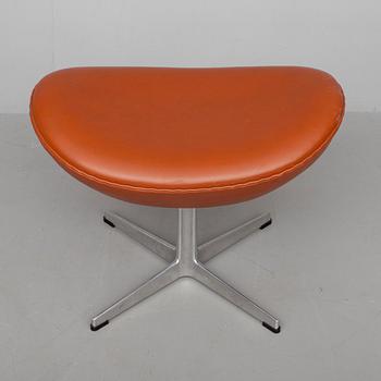 FOTPALL, "Ägget" design Arne Jacobsen för Fritz Hansen, Danmark 2004.