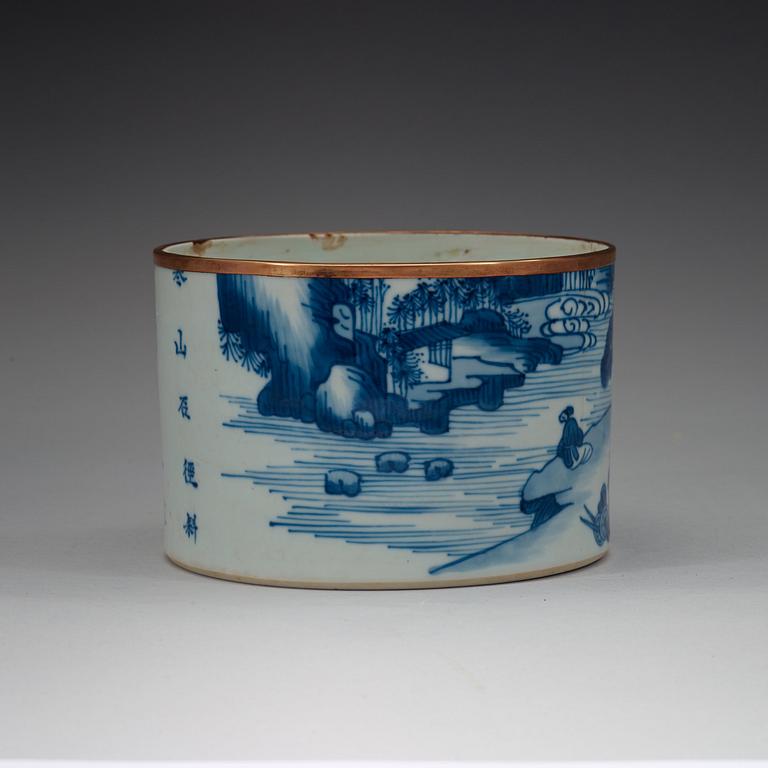 A blue and white brush pot, Qing dynasty, 18th century.